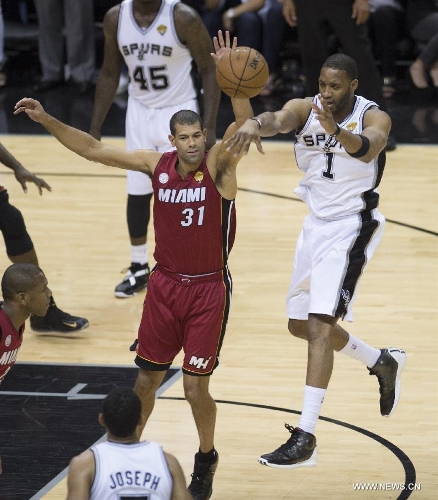 San Antonio Spurs Tracy McGrady (R) passes the ball during the Game 3 of the 2013 NBA Finals against Miami Heat in San Antonio, Texas, the United States, June 11, 2013. San Antonio Spurs won 113-77. (Xinhua/Yang Lei)
