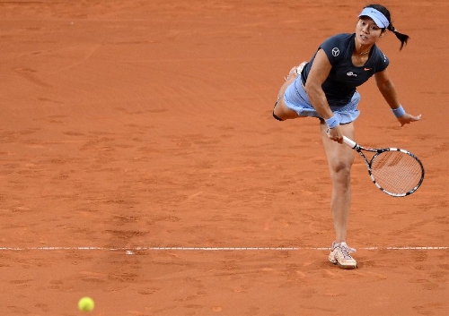 Li Na of China serves the ball during the semi-final match of Porsche Tennis Grand Prix against Bethanie Mattek-Sands of the United States in Stuttgart, Germany, on April 27, 2013. Li Na won 2-0. (Xinhua/Ma Ning) 
