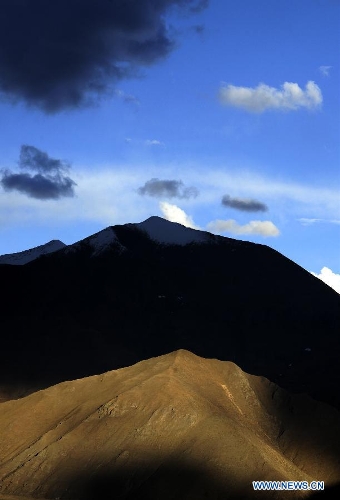 Photo taken on May 12, 2013 shows the scenery of a mountainous area in the northern part of southwest China's Tibet Autonomous Region. (Xinhua/Chogo)