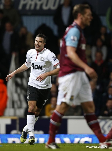Robin van Persie (L) of Manchester United celebrates scoring an equal goal in the second half during the Barclays Premier League match between West Ham United and Manchester United at Upton Park in London, Britain, on April 17, 2013. The match ended with a 2-2 draw. (Xinhua/Wang Lili) 
