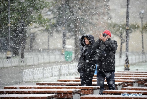 Snow falls as a couple walk in Sultan Ahmet Square in the Turkish city of Istanbul on January 7, 2013. Heavy snow hit Istanbul on Monday, paralysing daily life, disrupting air traffic and land transport. Many provinces across Turkey are also being affected by heavy snow which led to the closure of schools in nine province and blocked traffic in many villages. (Xinhua/Ma Yan) 