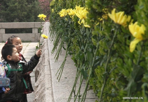 Children present flowers to a monument at Yuhuatai Martyr Cemetery in Nanjing, capital of east China's Jiangsu Province, March 30, 2013, to pay respect to martyrs ahead of the Qingming Festival, or Tomb Sweeping Day, which falls on April 4 this year. (Xinhua/Xu Yijia)