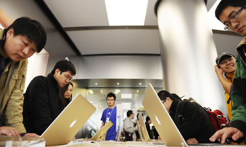 A new Apple store opened in Beijing's Wangfujing shopping district on October 20, which is the company's largest retail store in Asia. Photo: Global Times/Li Hao