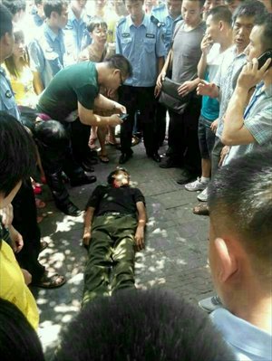 A man takes photos of Deng Zhengjia, a fruit vendor who died after a physical conflict with a group of urban management officers, in Linwu county, Chenzhou, Central China's Hunan Province on Wednesday. Photo: CFP