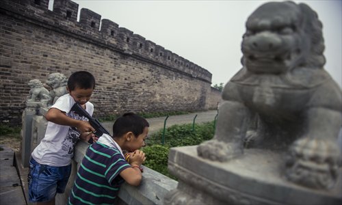 two boys playing near the Tongyun Bridge Photos: Li Hao/GT