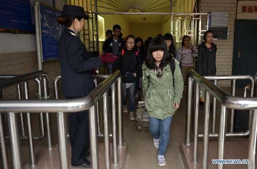 College students trapped in quake-hit Ya'an City of southwest China's Sichuan Province return to Xianyang Railway Station in Xianyang City, northwest China's Shaanxi Province, April 22, 2013. The students of the Xianyang Normal University paid a visit to Ya'an City at the time when a 7.0-magnitude earthquake jolted Lushan County of Ya'an in the morning on April 20. (Xinhua/Liu Xiao) 