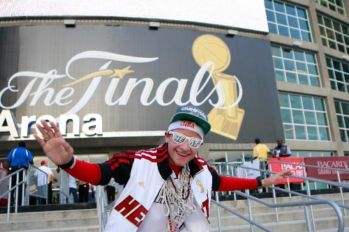A fan of Miami Heat cheers outside the arena ahead of Game 6 of NBA Finals between San Antonio Spurs and the Miami Heat in Miami, the United States, on June 18, 2013. (Xinhua/Song Qiong) 
