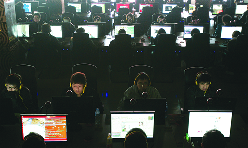 Surfing the Web at an Internet cafe in Taiyuan, Shanxi Province, on March 10, 2010. Photo: CFP