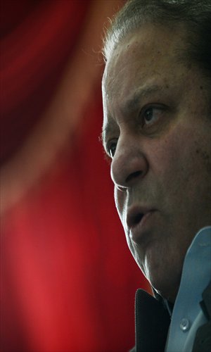 Pakistan’s incoming prime minister Nawaz Sharif speaks to journalists at his farm house in Raiwind on the outskirts of Lahore on Monday. Sharif said that he would be “very happy” to invite India’s Manmohan Singh to his swearing-in ceremony. Nuclear-armed India and Pakistan have fought three wars, two of them over the disputed Himalayan region of Kashmir. Photo: AFP