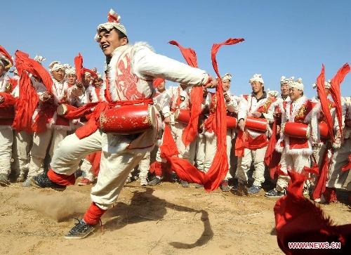 &nbsp;Actors perform waist drum dance in Ansai County of Yan'an City, northwest China's Shaanxi Province, Feb. 22, 2013. The performance was given to greet the upcoming Lantern Festival, which falls on Feb. 24 this year. (Xinhua/Liu Xiao)