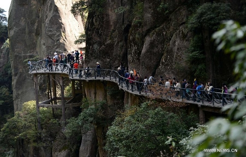 &nbsp; Tourists visit the Sanqing Mountain in east China's Jiangxi Province, April 13, 2013. The scenic area of Sanqing Mountain entered a peak tourist season as temperature rises recently. (Xinhua/Zhou Ke)&nbsp; 