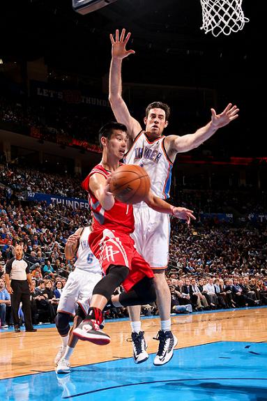 Jeremy Lin (in red) of the Houston Rockets passes the ball in the lane against Nick Collison of the Oklahoma City Thunder. Photo: CFP