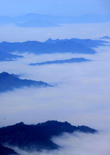 Photo taken on Feb. 16, 2013 shows the sea of clouds at the Huangshan Mountain scenic spot in Huangshan City, east China's Anhui Province. (Xinhua/Shi Guangde) &nbsp;