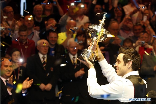 Ronnie O'Sullivan of England celebrates during the awarding ceremony for 2013 World Snooker Championship at the Crucible Theatre in Sheffield, Britain, May 6, 2013. Ronnie O'Sullivan sealed his fifth world title by defeating Barry Hawkins of England with 18-12 in the final. (Xinhua/Wang Lili) 