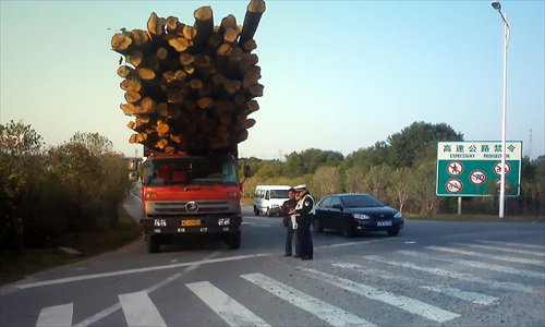 A driver of an overloaded truck gets fined in Nanchang, Jiangxi Province. Photo: IC