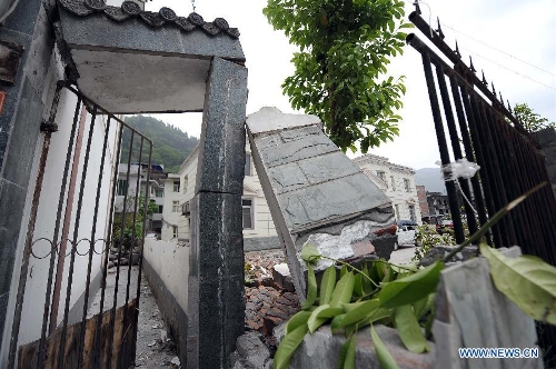 Buildings are damaged in Lingguan Town of Baoxing County in Ya'an City, southwest China's Sichuan Province, April 21, 2013. A 7.0-magnitude earthquake hit Lushan County of Sichuan Province on Saturday morning, leaving 26 people dead and 2,500 others injured, including 30 in critical condition, in neighboring Baoxing County, county chief Ma Jun said. (Xinhua/Xue Yubin) 