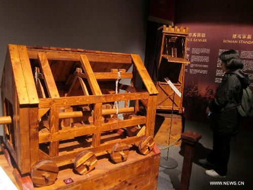  A visitor reads the introduction of the model of a Rome siege weapon during an exhibition at Hong Kong Science Museum in south China's Hong Kong, Jan. 23, 2013. Exhibition 