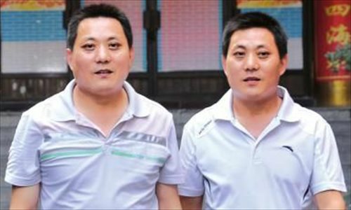 Liu Yonggang (left) and his twin brother Zeng Yong 