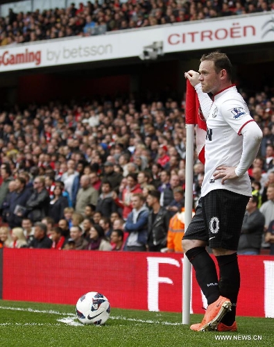 Wayne Rooney of Manchester United waits to take a corner during the Barclays Premier League match between Arsenal and Manchester United at the Emirates Stadium in London, Britain on April 28, 2013. The match ended with a 1-1 draw. (Xinhua/Wang Lili) 