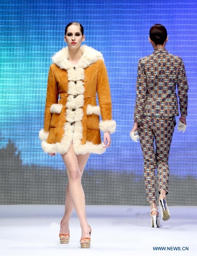 Models present creations by fashion designer Yuan Bing during the VISCAP Yuan Bing Collection at the 2013 China Fashion Week in Beijing, capital of China, March 26, 2013. (Xinhua/Chen Jianli) 