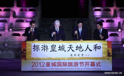 Chinese and foreign guests attend the opening ceremony of the 2012 International Tourism Festival of Imperial Palace in Beijing, capital of China, June 26, 2012. Photo: Xinhua