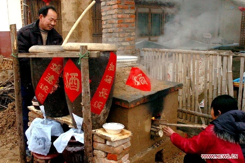 &nbsp;Villagers brew rice wine with traditional technique at a yard in Zhengzhou, capital of central China's Henan Province, Jan. 28, 2006. People in many villages in central China region still follow the custom to brew rice wine by themselves beforehand so as to drink the wine on the Chinese New Year's eve. Chinese people who live in the central China region have formed various traditions to celebrate the Chinese Lunar New Year. (Xinhua/Wang Song) 