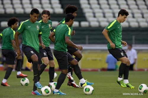 Brazil's players attend a training session at the Castelao Stadium, in Fortaleza, Brazil, on June 18, 2013. Brazil will face Mexico on Wednesday, in its second match during the the FIFA Confederations Cup Brazil 2013. (Xinhua/Guillermo Arias) 