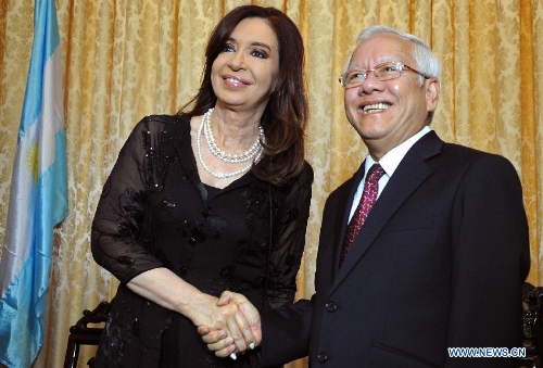 President of Argentina Cristina Fernandez (L) shakes hands with Le Hoang Quan, President of the Popular Committee of Ho Chi Minh City, at the Reunification Palace of Ho Chi Minh City, Vietnam, Jan. 19, 2013. The Cu Chi tunnels is a complex underground system built by the Vietnamese during the French occupation and expanded after the American invasion in the 1960's. Fernandez arrived in Vietnam Friday after official visits to the United Arab Emirates and Indonesia. (Xinhua/Daniel Dabove/TELAM) 
