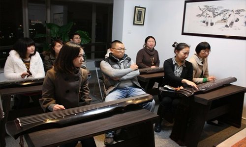Students listen to guqin lessons at Qingxian Guqin Studio
Photo: Courtesy of the studio