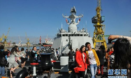 The picture shows the visiting Chinese nationals and overseas Chinese are taking photos with the warship to mark the occasion in the Casablanca Port of Morocco. (Xinhua/Linfeng)