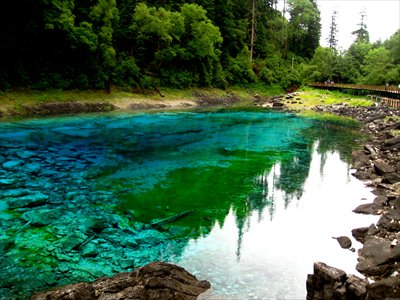 Unparalleled scenery at the five-colored lake in Jiuzhaigou Valley National Park