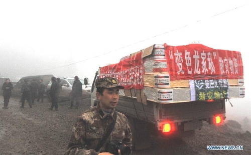 Mattresses donated by a company are sent to the makeshift tents near the Gaopo Village in Zhenxiong County of Zhaotong City, southwest China's Yunnan Province, Jan. 14, 2013. Forty-six people died and 2 others injured in a landslide which hit the Zhaojiagou area of Gaopo Village around 8:20 a.m. on Jan. 11. More than 500 villagers have been moved to makeshift tents near the village. (Xinhua/Chen Haining) (zkr)on Jan. 11. More than 500 villagers have been moved to makeshift tents near the village. (Xinhua/Chen Haining)