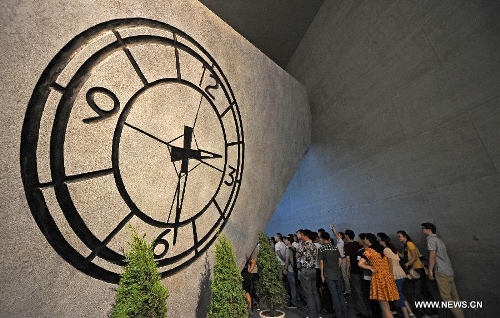 People visit the Wenchuan earthquake memorial hall in Beichuan, southwest China's Sichuan Province, May 12, 2013. Mourners gathered on Sunday in Beichuan, one of the worst hit regions in the Wenchuan Earthquake, to mark the fifth anniversary of the deadly earthquake on May 12, 2008 in which more than 80,000 people were killed or missing. (Xinhua/Xue Yubin)