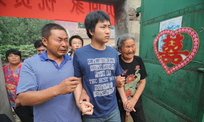 Guan Yannan, who was abducted and sold to a family in Fujian Province 16 years ago, meets his biological father and grandma in his hometown in Jining, Shandong Province, on July 20, 2012. Baby Come Home helped with the reunion. Photo: CFP