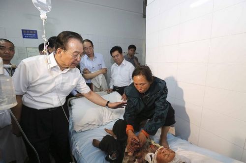 Chinese Premier Wen Jiabao (L Front) visits an injured child at the People's Hospital in the earthquake-hit Yiliang County, Southwest China's Yunnan Province, September 8, 2012. Premier Wen Jiabao arrived in Yiliang County early Saturday to inspect the quake-stricken areas and direct rescue operations. Photo: Xinhua