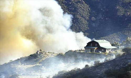A fire continues to rage at a mountain in Ventura County, California, May 3, extending to California Highway 1 on the Pacific coastline. Over 20,000 acres of land was scorched and many firefighters joined in efforts to contain the fire and protect local residents. Photo: Mao Jianjun
