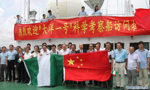 Overseas Chinese welcome the Chinese research vessel Dayang Yihao in Lagos, Nigeria, on August 19, 2012. Dayang Yihao, or Ocean One, on Friday arrived in Lagos, Nigeria's commercial hub, on a joint scientific research mission with Nigerian scientists. Photo: Xinhua