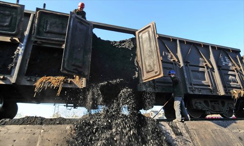 Above: Workers rush to unload a train of coal within two hours. Photo: CFP