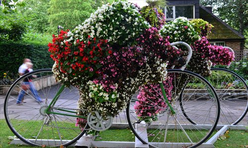 Creative floral designs, which represent cycle race, appear on London street during the Games. Photo: CFP

