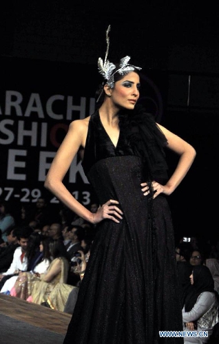A Pakistani model presents a creation by designer Rizwan Ahmed on the last day of Karachi Fashion Week in southern Pakistani port city of Karachi, Jan. 29, 2013. (Xinhua/Masroor) 