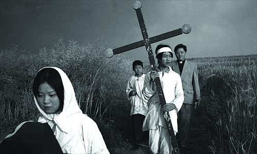 A priest and his followers mourn a deceased person in Zhouzhi, Shaanxi Province, in 1997. Photo: Courtesy of Yang Yankang
