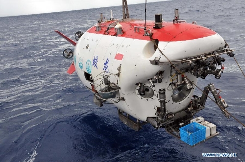 China's manned submersible Jiaolong dives into the south China Sea, July 5, 2013. The Jiaolong manned submersible on Friday carried out a scientific dive to collect rock samples from the Jiaolong Seamount in the South China Sea. (Xinhua/Zhang Xudong) 