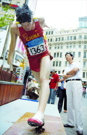 A statue of Chinese hurdlist Liu Xiang on display in downtown Shanghai in 2005. Liu, after winning the 110 meter hurdle gold medal at the Athens Olympic Games, was given a celebrity endorsement by the municipal government. Photos: CFP