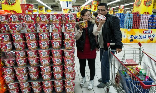 Customers look at Nongshim noodles at a Carrefour Store in Shijingshan district Monday. Most retailers have removed the product from sale. Photo: Li Hao/GT