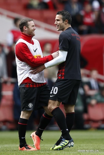 &nbsp;Robin van Persie (R) of Manchester United chats with his teammate Wayne Rooney during the training ahead of the Barclays Premier League match between Arsenal and Manchester United at the Emirates Stadium in London, Britain on April 28, 2013. The match ended with a 1-1 draw. (Xinhua/Wang Lili) 