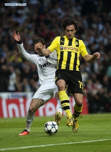 Borussian Dortmund's Mats Hummels (R) controls the ball during the UEFA Champions League semi-final against Real Madrid in Madrid, capital of Spain, April 30, 2013. Borussia Dortmund qualified for the Champions League final, beating Real Madrid 4-3 on aggregate despite a 2-0 loss Tuesday. (Xinhua/Xie Haining) 
