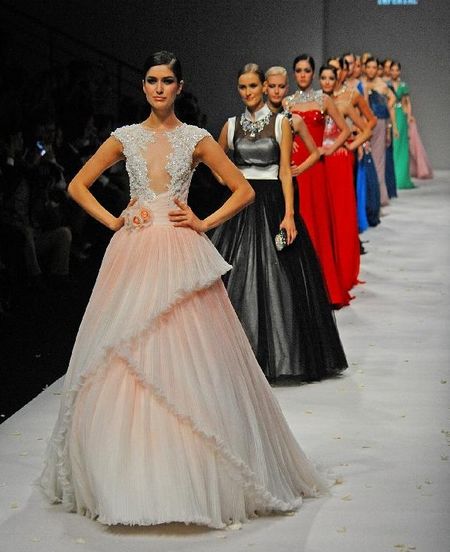 Models present creations at the Aolisha wedding dress show during the Shanghai fashion week in Shanghai, East China, October 21, 2012. Photo: Xinhua