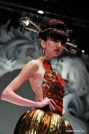 A model presents a creation by Japanese designer Yumi Katsura during the Japanese Couture Fashion Week at Singapore's Marina Bay Sands, on November 28, 2012. Photo: Xinhua