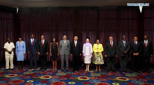 Chinese President Xi Jinping (C) and his wife Peng Liyuan (6th R) pose for a group photo with leaders of Caribbean countries prior to a luncheon meeting in Port of Spain, capital of Trinidad and Tobago, June 2, 2013. (Xinhua/Lan Hongguang) 