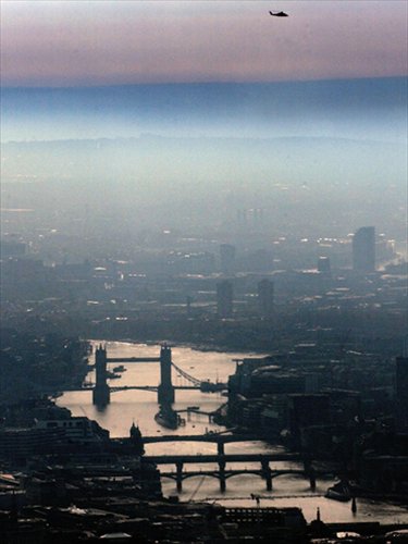 The photo taken on November 9, 2006 shows serious smog over central London. Photo: CFP